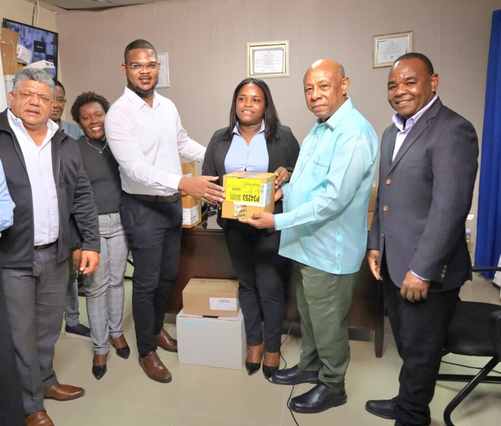Director IAD realiza segunda donación de medicamentos a Hospital Municipal de La Victoria