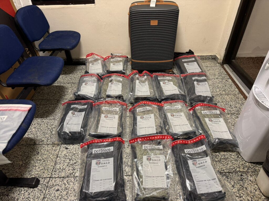Detienen extranjera en el AILA  con dos maletas llenas de presunta marihuana
