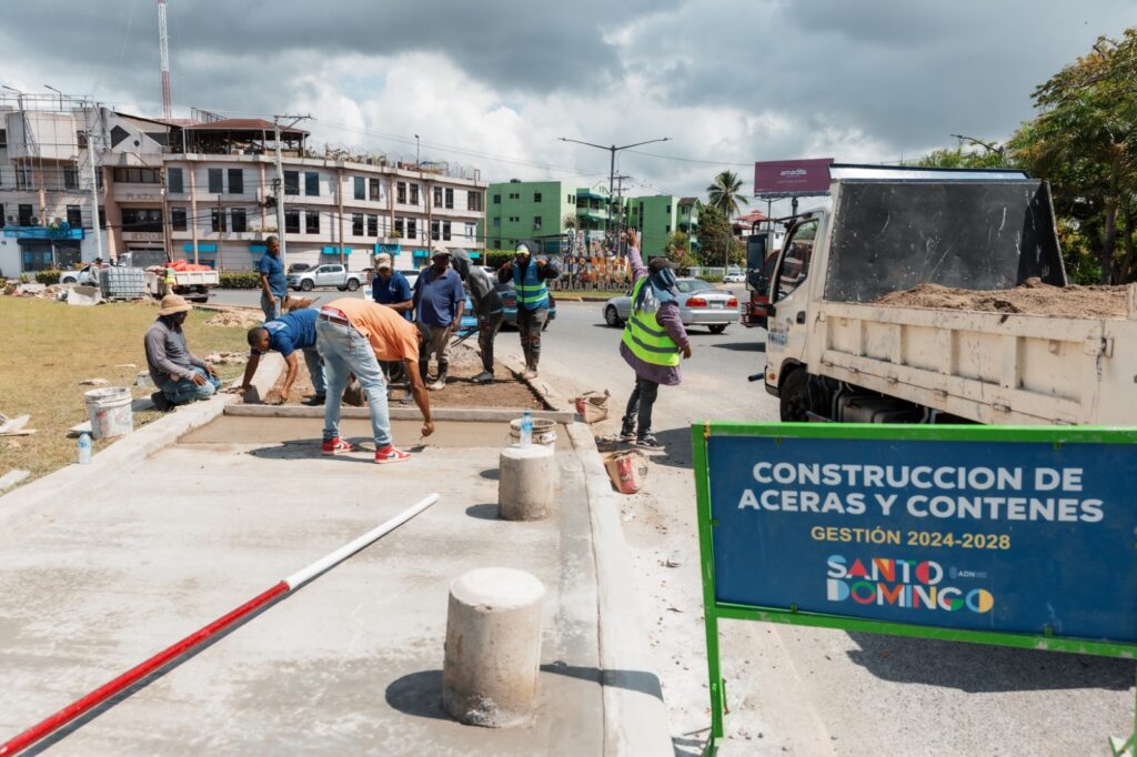 Alcaldía del DN reconstruye aceras de la rotonda de avenida Los Próceres