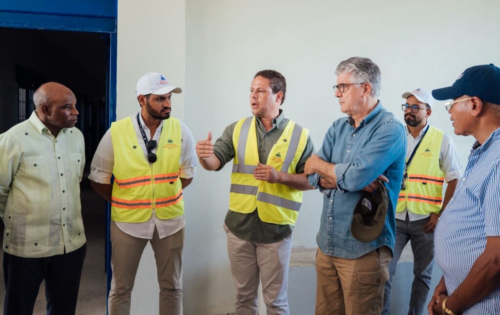 Ministro Bonilla inspecciona avances finales  en la construcción del CCR Las Parras