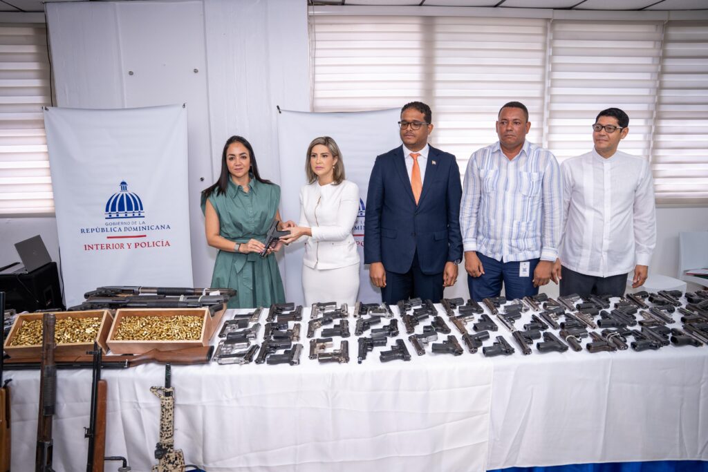 Ministerio de Interior y Policía recibe de Fiscal del Distrito Nacional 218 armas de fuego y 5,820 municiones