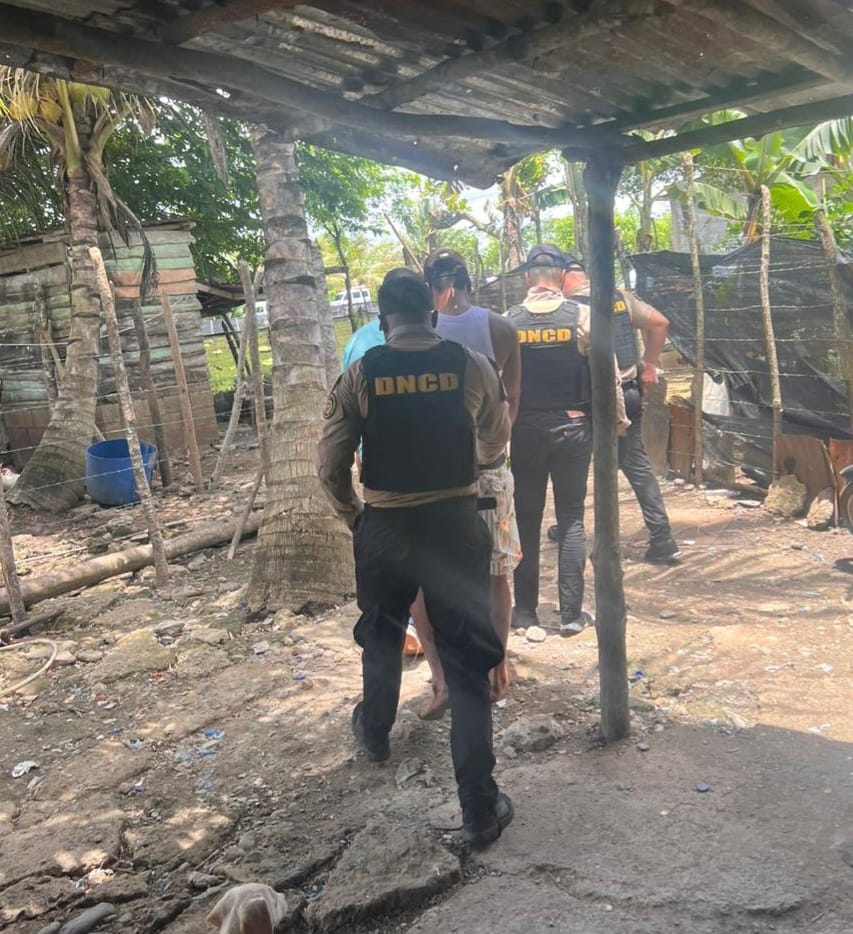 Apresan a dos hombres que atacaron agentes de la DNCD en santiago