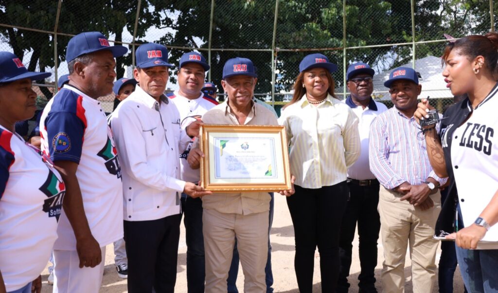 Director García proclama: “tendremos IAD por muchos años” en reconocimiento equipo softball ganador tercer lugar en torneo dedicado al presidente Abinader