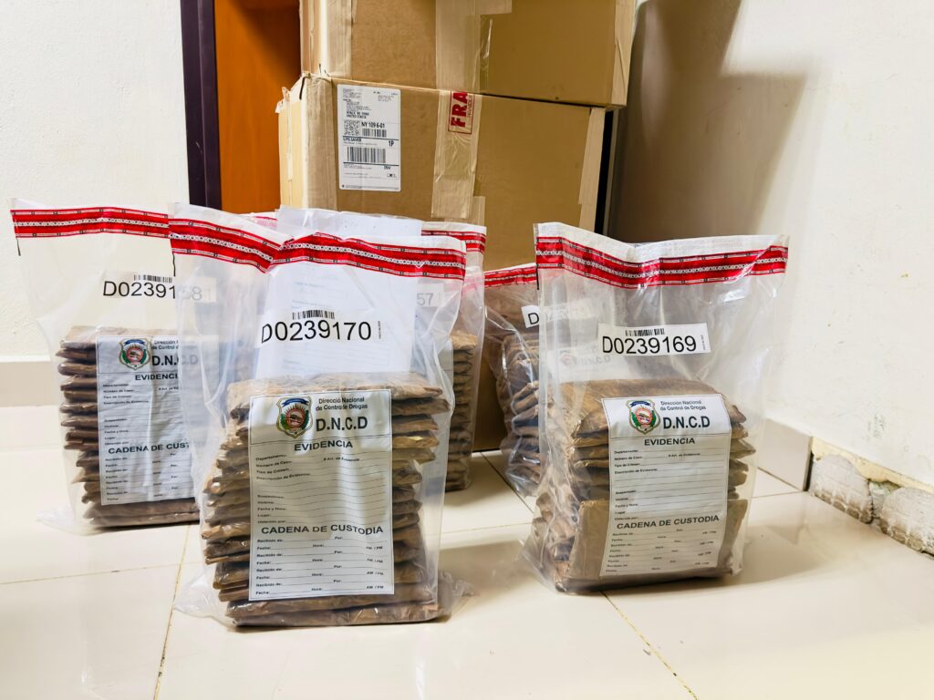 DNCD confisca 75 láminas  de presunta cocaína camufladas en cajas de tabaco