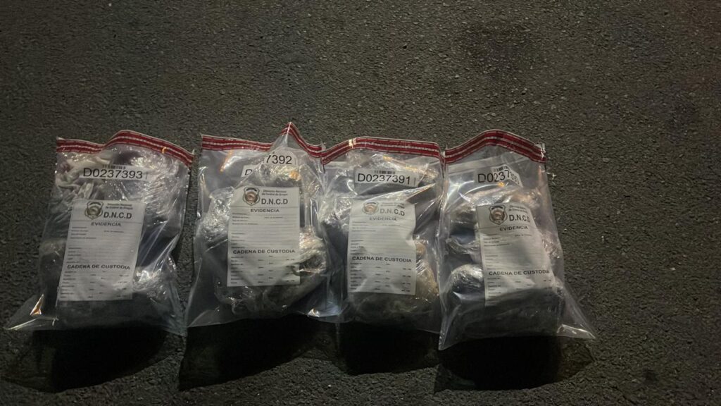 Detienen hombre en peravia con 13 paquetes de marihuana