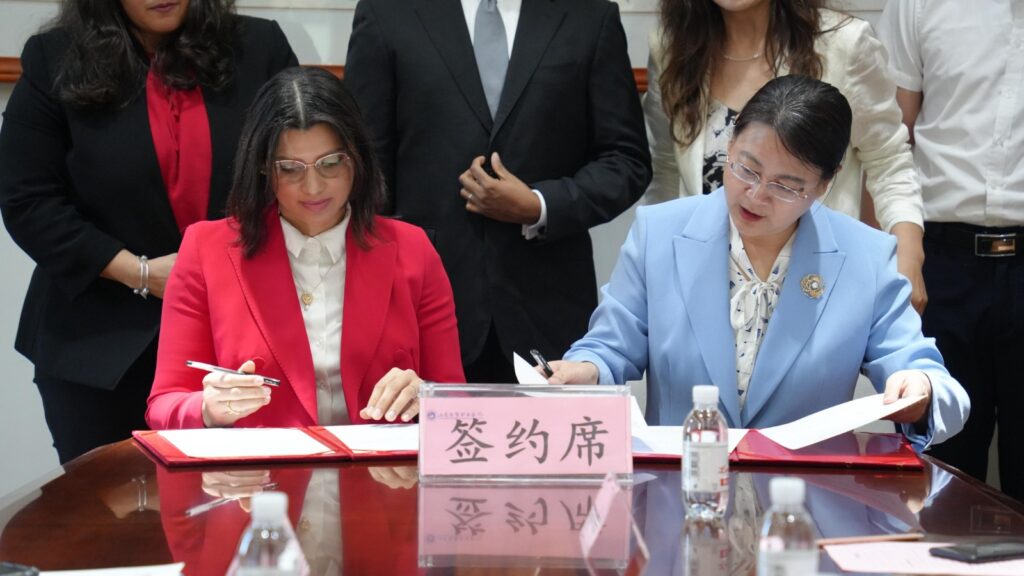 Fundación por el Desarrollo y la Innovación Dominico China y el Colegio Vocacional de Comercio Exterior de Shandong firman acuerdo marco de cooperación
