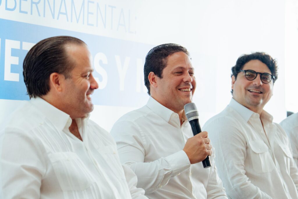 Ministro Bonilla destaca construcción de miles de viviendas y decenas de hospitales en Foro Business 2025