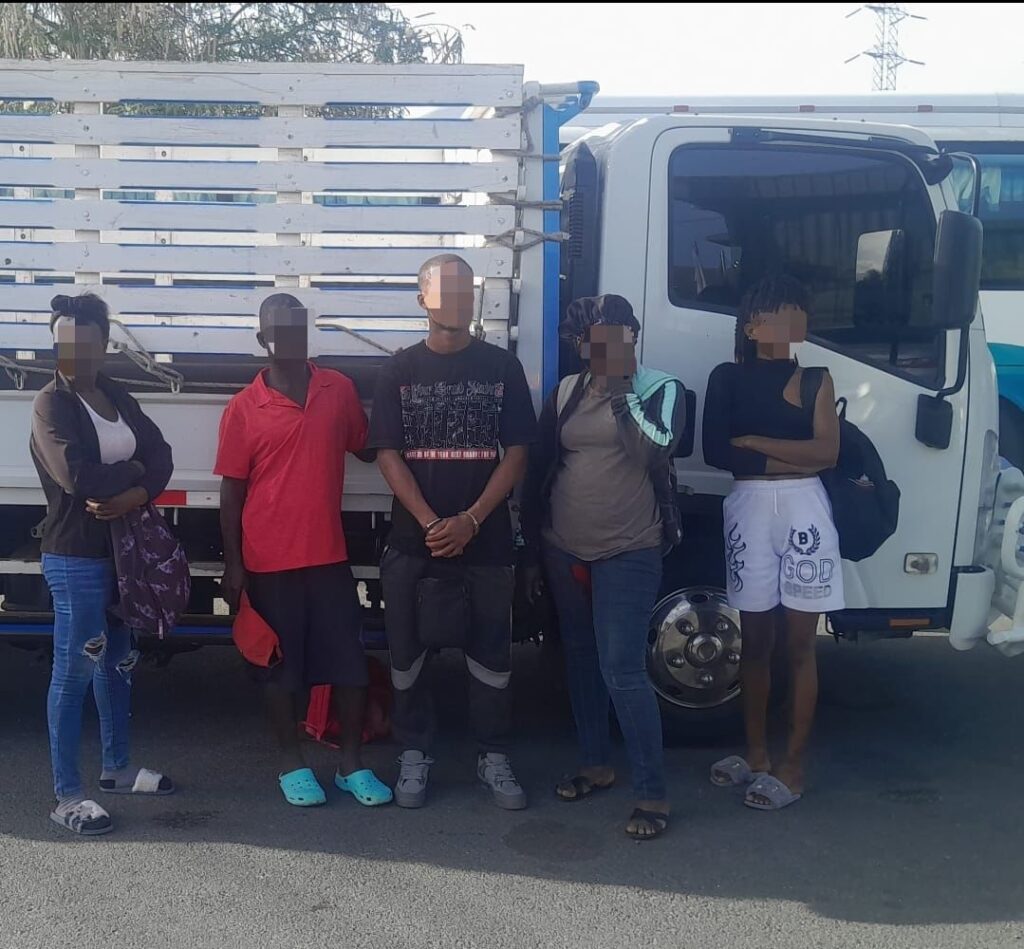 Migración apresa chofer trasladaba indocumentados