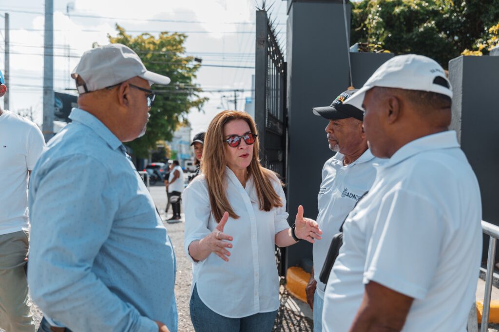 Carolina recorre cementerios y envía mensaje especial por el Día de los Padres