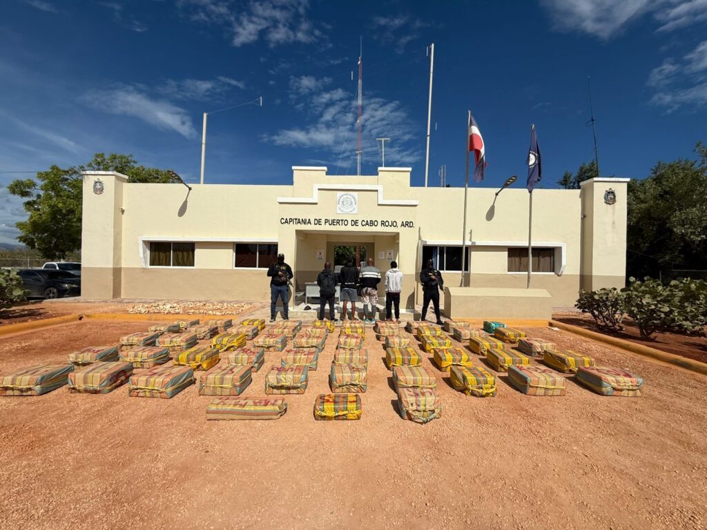 Autoridades ocupan más 1.5  toneladas de cocaína frente a costas de Pedernales