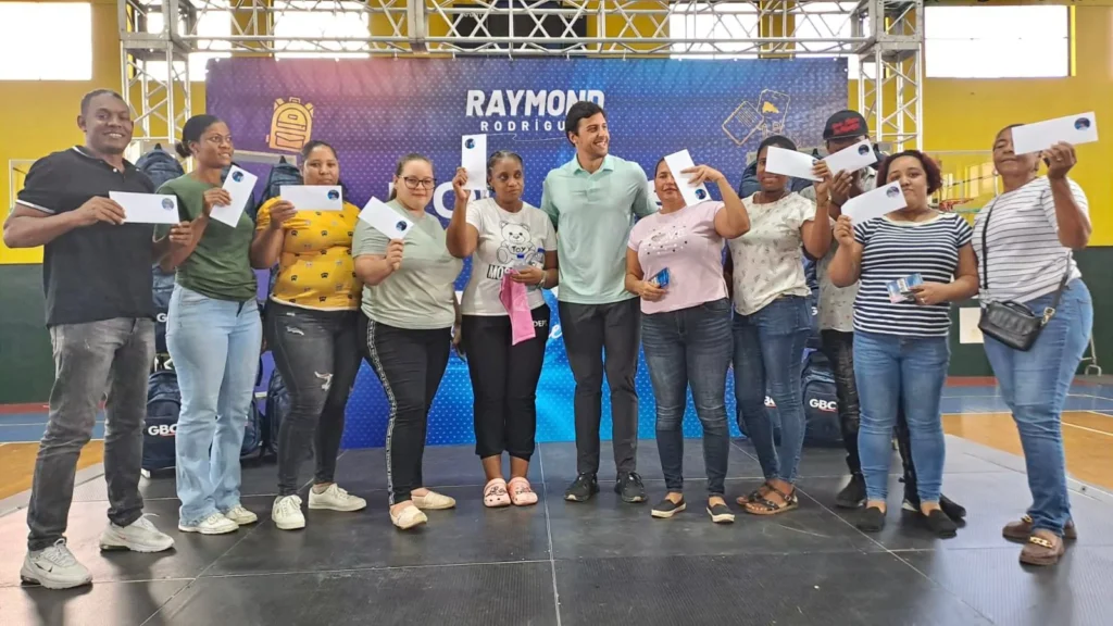 Inician entrega de útiles escolares a miles de estudiantes del Distrito Nacional