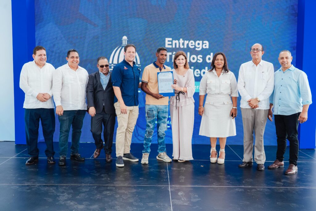 Vicepresidenta Raquel Peña y Ministro Carlos Bonilla entregan títulos a comunitarios de Bonao, tras casi dos décadas de espera