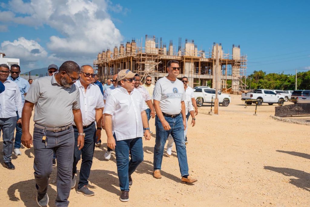Paliza supervisa avances del nuevo Hospital Traumatológico de Sosúa