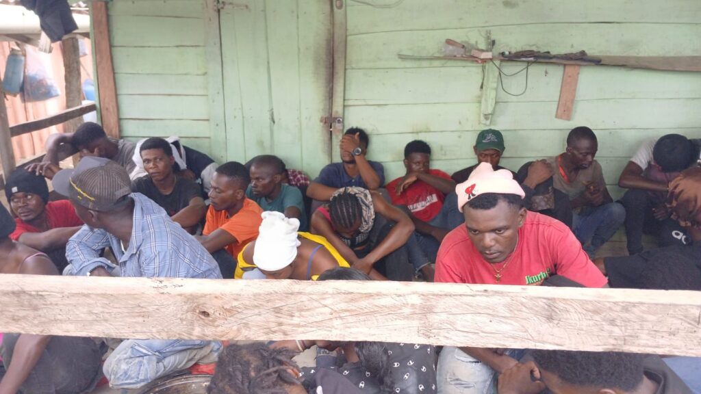 Ejército detiene 28 haitianos  ilegales escondidos en el patio de una propiedad en Dajabón