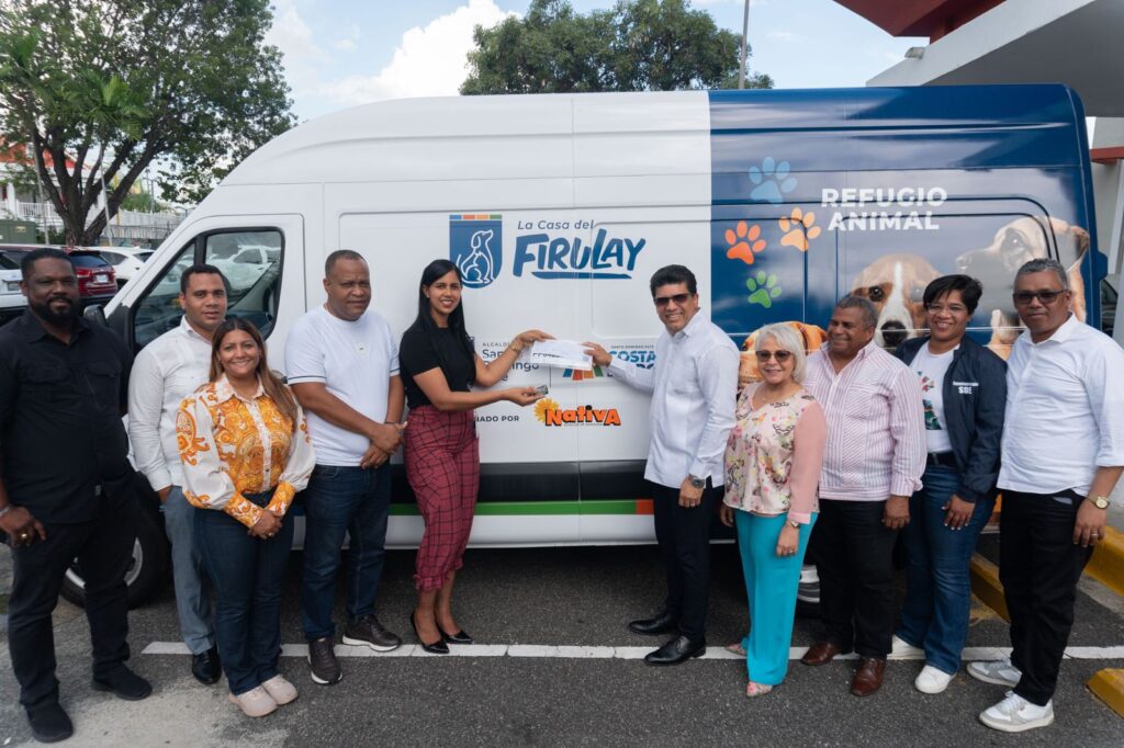 Dío Astacio recibió del Grupo empresarial donacion ambulancia para la Casa del Firulay en SDE