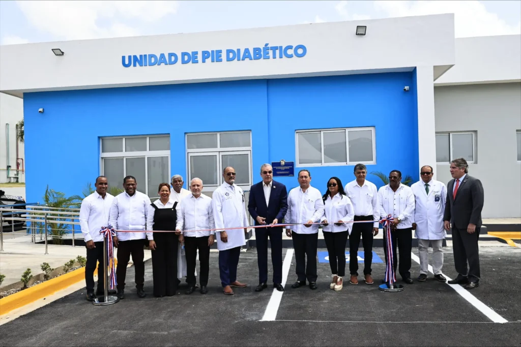Presidente Abinader deja inaugurada unidad de pie diabético en Hospital de Herrera, Marcelino Vélez Santana