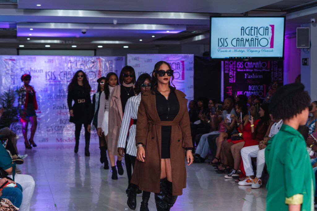 La Academia Isis Caamaño celebró con éxito su Gran Gala Fashion Show 2025