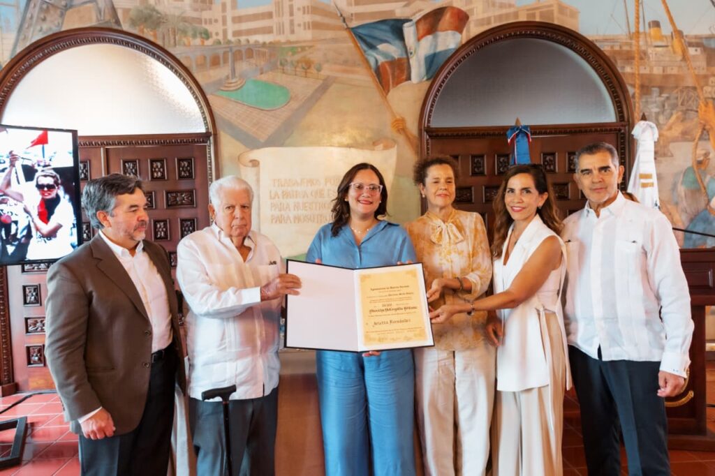 Alcaldía del DN reconoce a Arlette Fernández como munícipe distinguida de manera póstuma