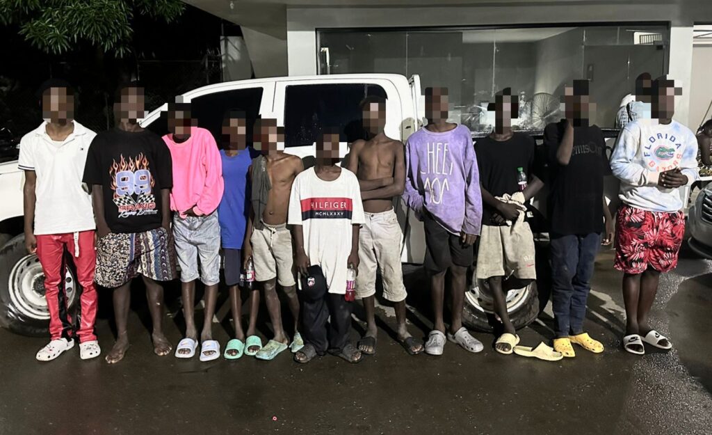 Migración detiene 12 menores haitianos con armas blancas y en alegadas acciones delincuenciales en la frontera