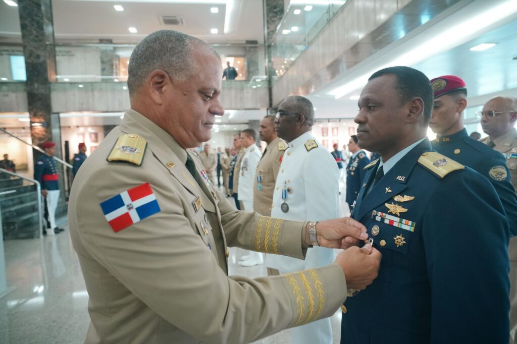 Ministerio de Defensa conmemora Independencia de Centroamérica y, como parte de la CFAC, condecora a 44 militares dominicanos