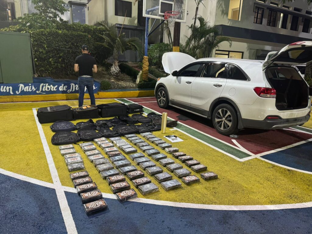 Arrestan dos hombres con 93 paquetes de presunta cocaína en operativos simultáneo