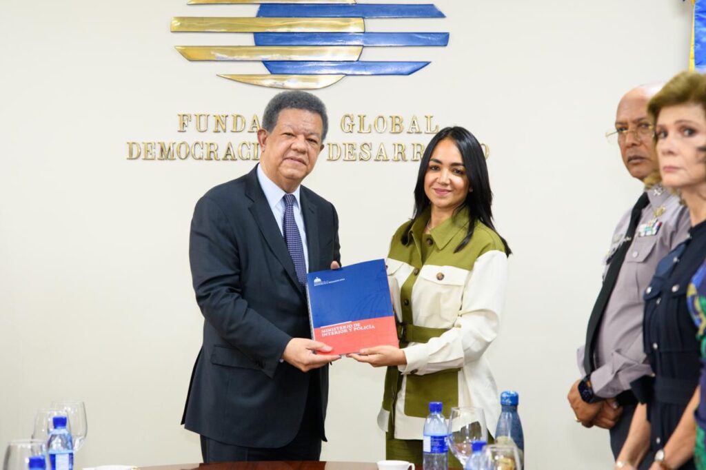 Comisión encabezada por ministra Faride Raful entrega a Leonel Fernández Anteproyecto de Ley Orgánica de la Policía  Nacional
