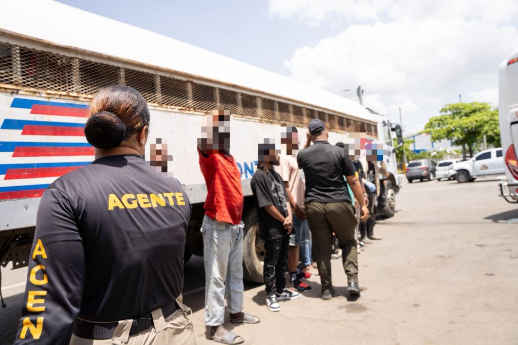 Migración y fuerzas de seguridad amplían operativos para imponer orden migratorio; Deportan 1,789 y detienen 1,011