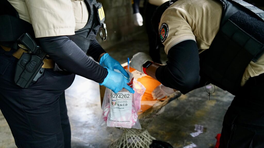 Arrestan 33 personas e incautan dos armas de fuego y más de 4, 500 gramos de distintas drogas en operativos en peravia y San Cristóbal