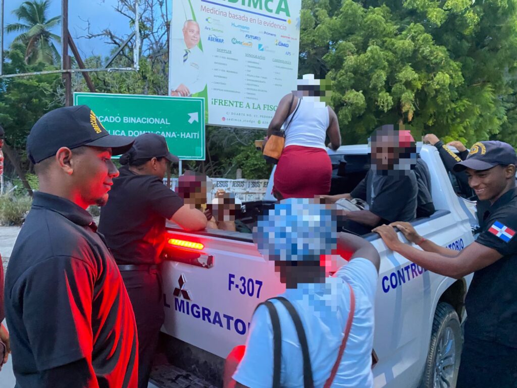 Migración y cuerpos de seguridad detienen 1,197 haitianos irregulares, deporta 1,105
