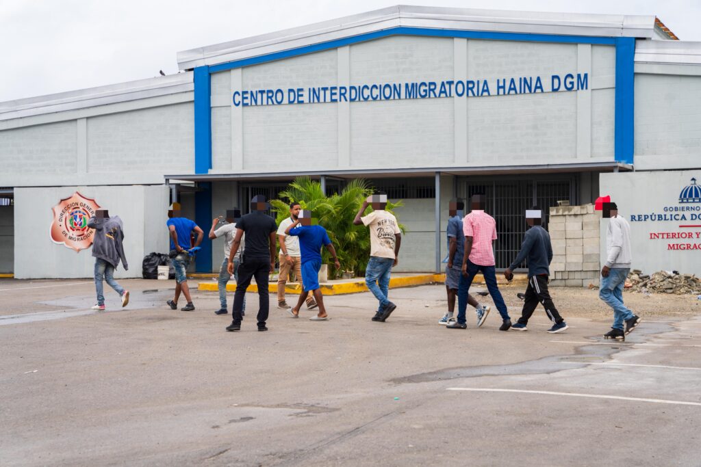 Migración  detiene a 1,133 inmigrantes irregulares y deporta otros 1,077 tras jornadas interdicción