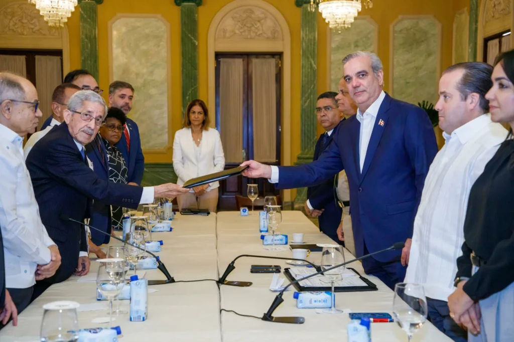 CES entrega a Luis Abinader informe final sobre crisis haitiana