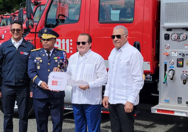 Gobierno entrega 12 nuevos camiones de bomberos para fortalecer el Sistema 9-1-1
