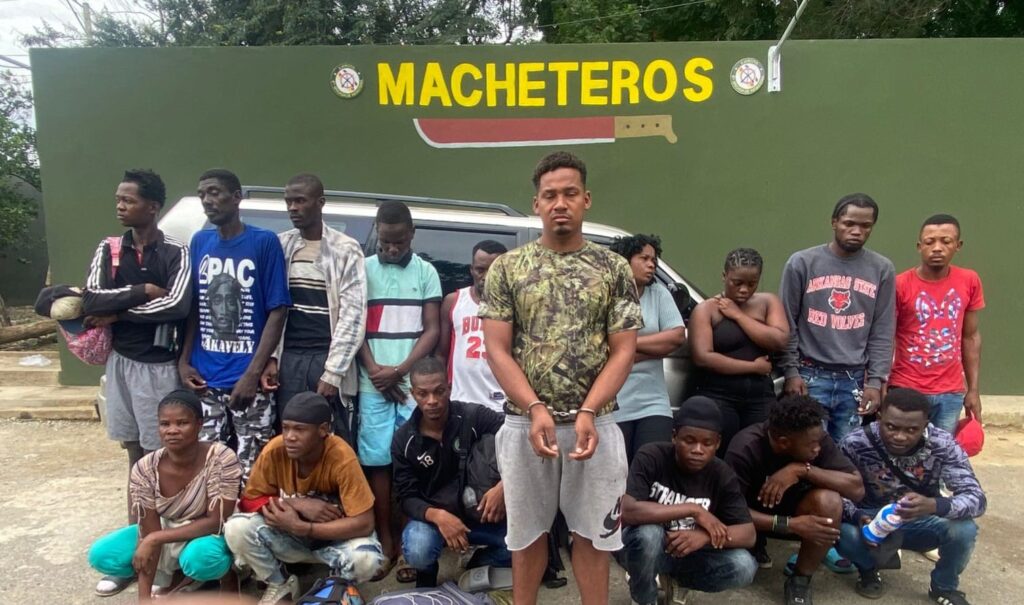 Patrulla del Ejército detiene a conductor con 16 haitianos indocumentados en una jeepeta en Mao