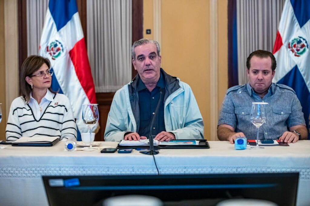 Presidente Abinader dispone para este viernes suspensión de la docencia en todo el país y de las labores en las provincias en alerta roja