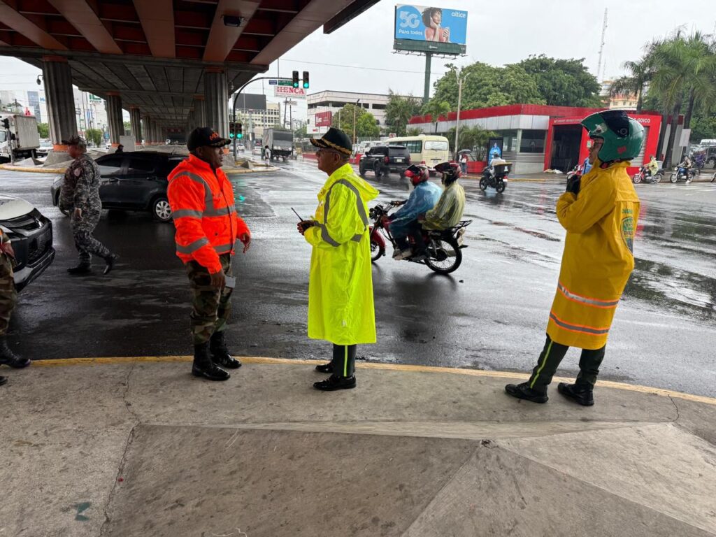 DIGESETT, MOPC y los Ayuntamientos supervisan condiciones de las vías durante paso de la tormenta Melissa