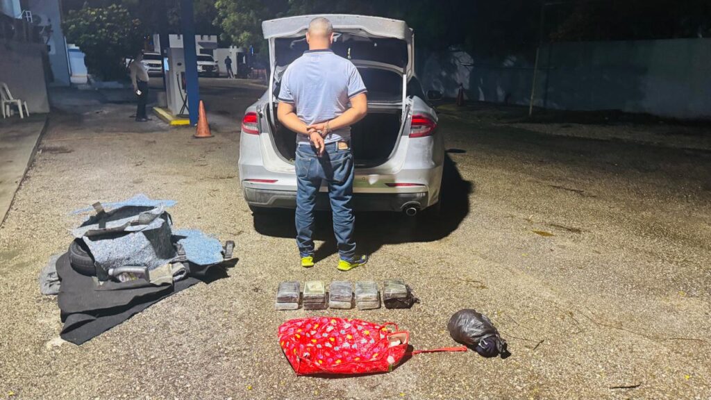 Autoridades interceptan hombre a bordo de un vehículo con más de 10,000 gramos de presunta cocaína en barahona