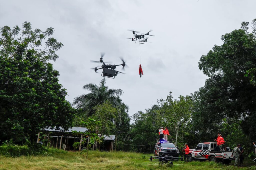 Drones del 911 son utilizados para realizar entrega de kits de raciones crudas a familias incomunicadas en Santo Domingo Norte