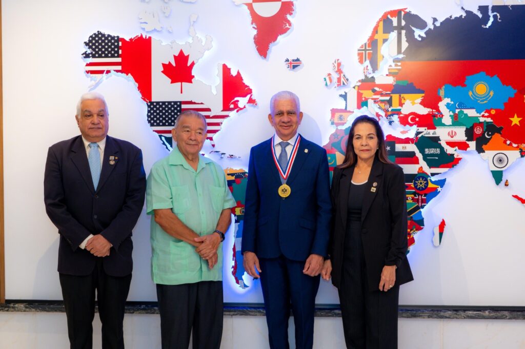 Presidente del Senado recibe reconocimiento en el marco de la XXVIII Cumbre Mundial de Empresa y Educación