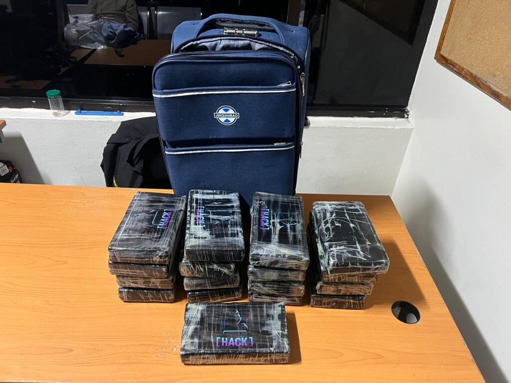 DNCD atrapa alemán con maleta llena de paquetes presumiblemente cocaína