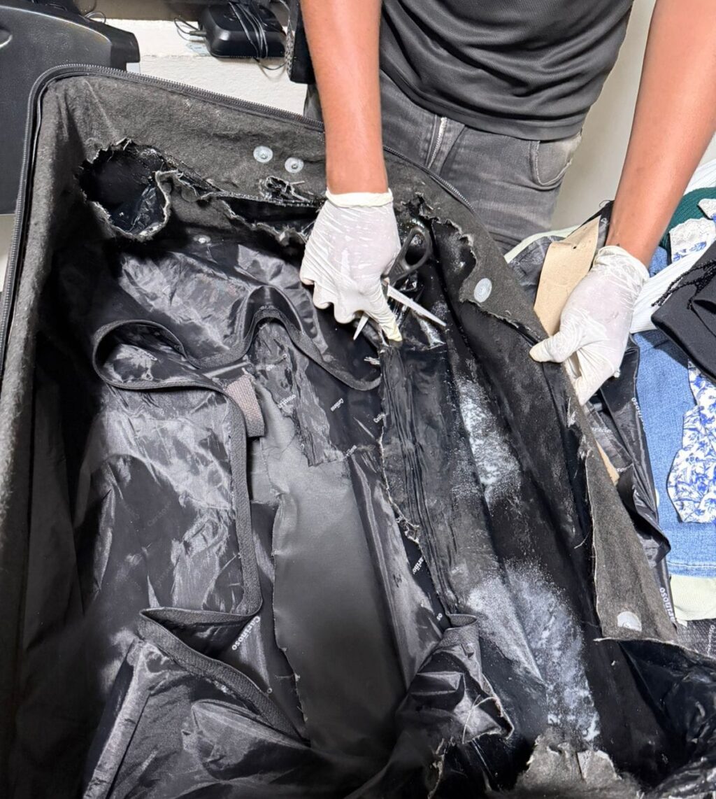 Detienen en el AILA  mujer con dos láminas de presunta cocaína camuflada en su aquipaje