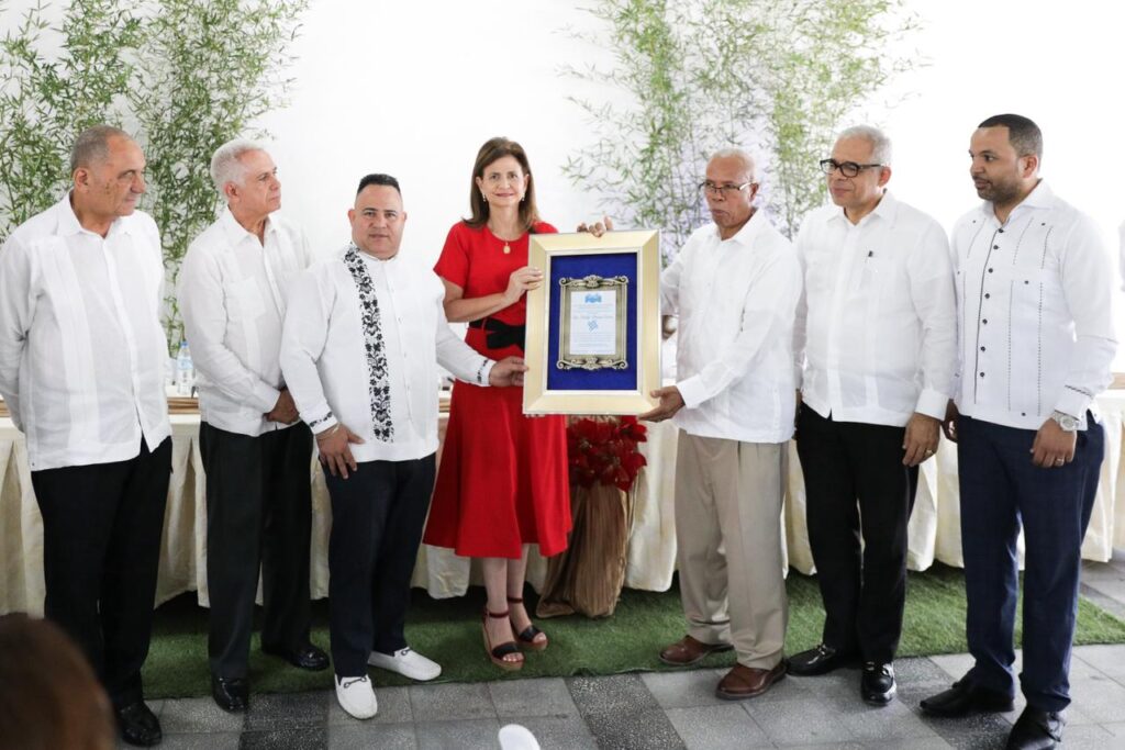 Raquel Peña comparte almuerzo navideño con líderes cristianos del Cibao