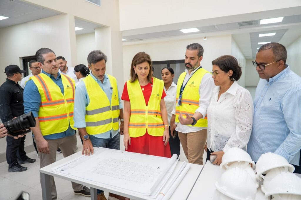 Raquel Peña y el MIVED supervisan avances finales del Hospital Provincial Matías Ramón Mella en Dajabón