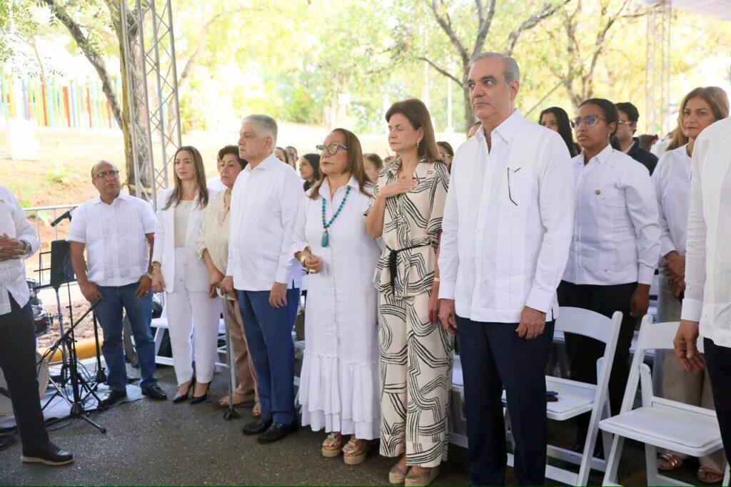 El presidente Luis Abinader y Raquel Peña comparten villancicos navideños con familias y niños del entorno de la Casa Presidencial de Santiago
