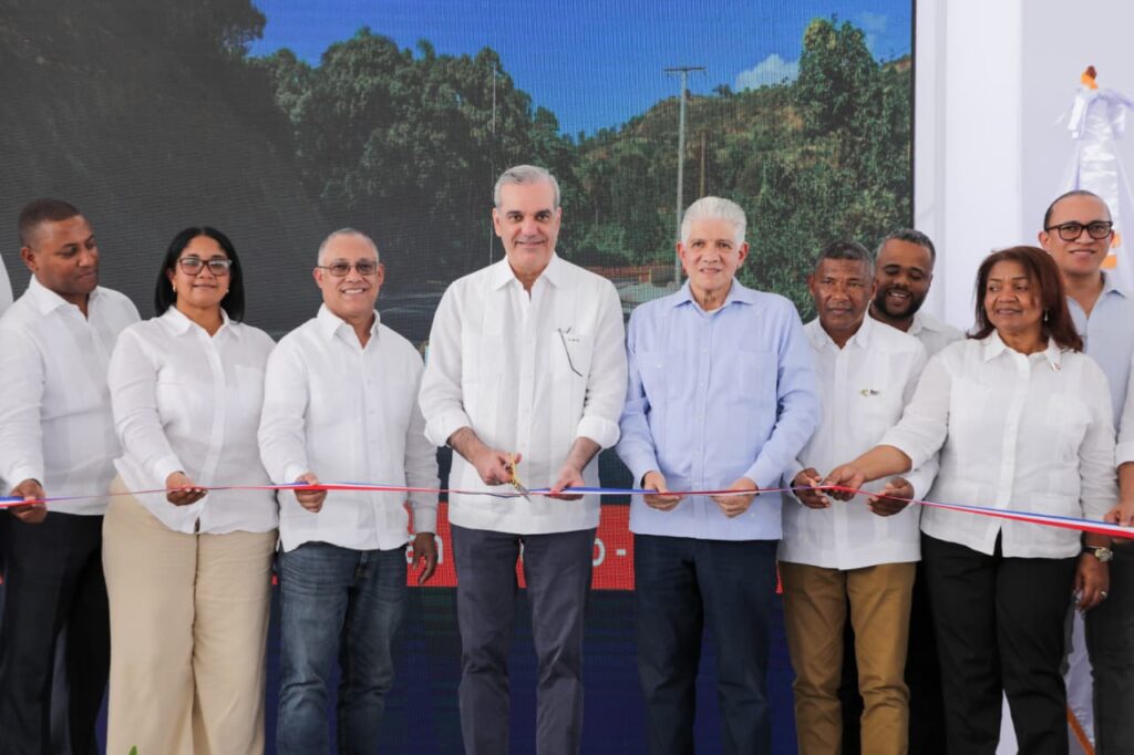 Presidente Abinader entrega carretera El Cercado – Hondo Valle
