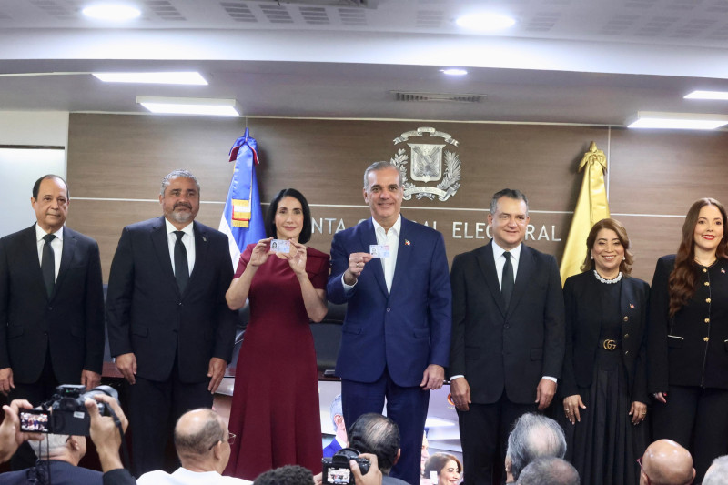 Presidente Abinader y primera dama reciben la primera cédula de identidad y electoral