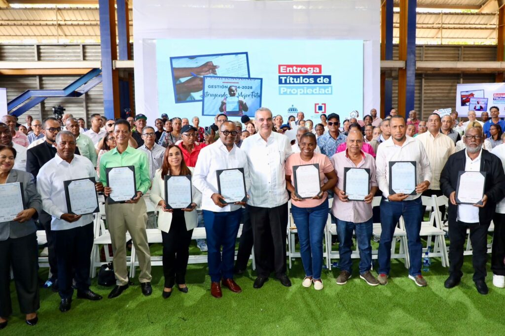Presidente Abinader entrega 580 títulos de propiedad de apartamentos