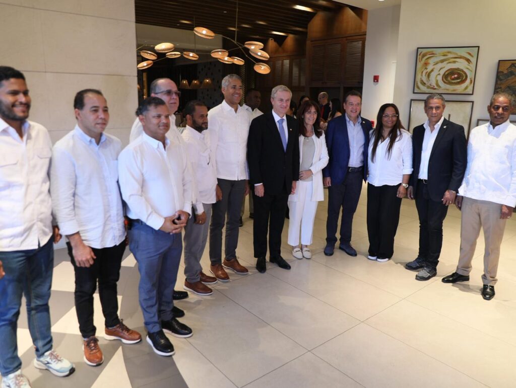 Presidente electo de Chile destaca avances de la República Dominicana en turismo, infraestructura y política migratoria durante su llegada a Santiago