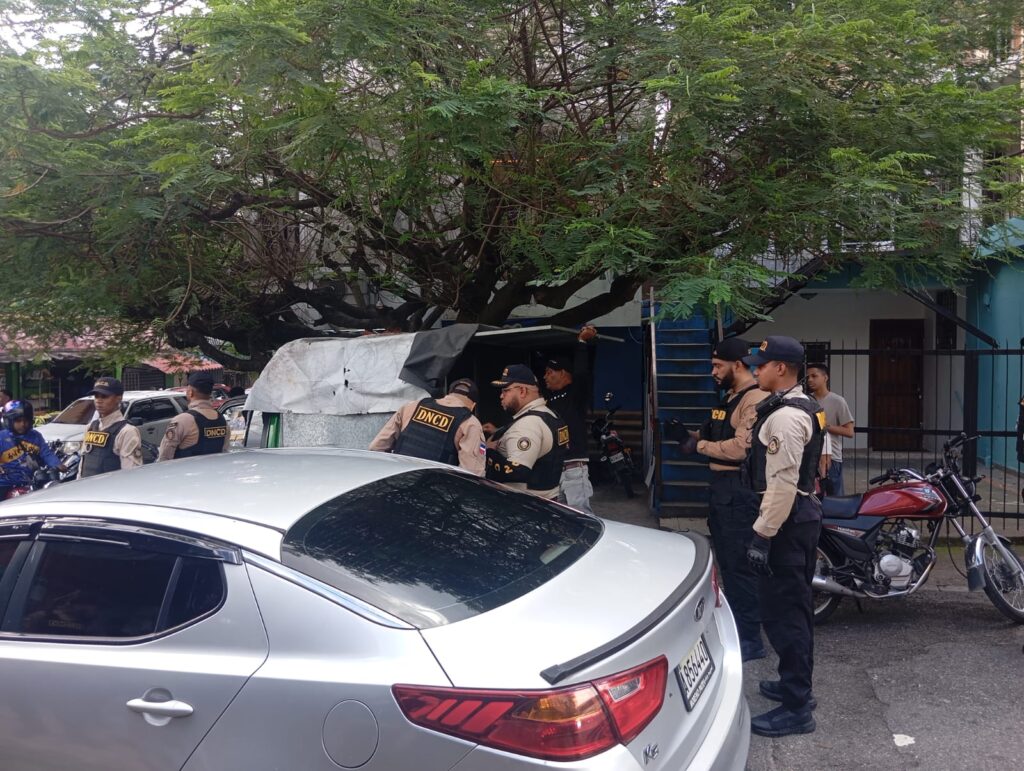 DNCD arresta 13 personas y ocupa cientos de gramos de distintas drogas en sector manganagua