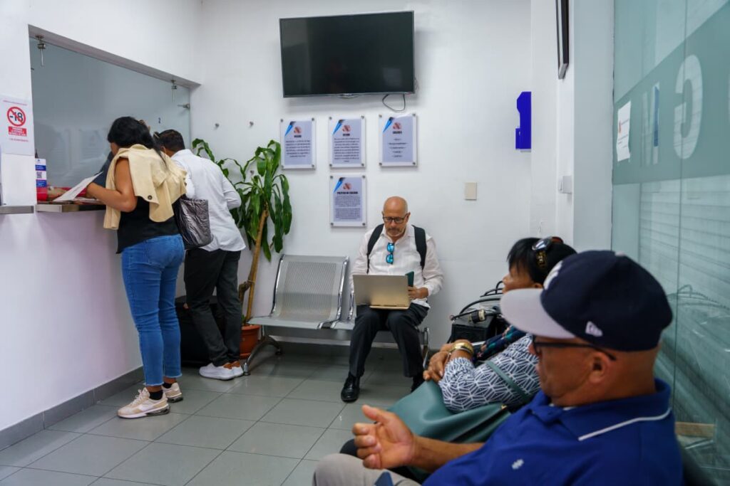 Migración reduce a 24 horas tiempo de entrega de los permisos de viaje para menores