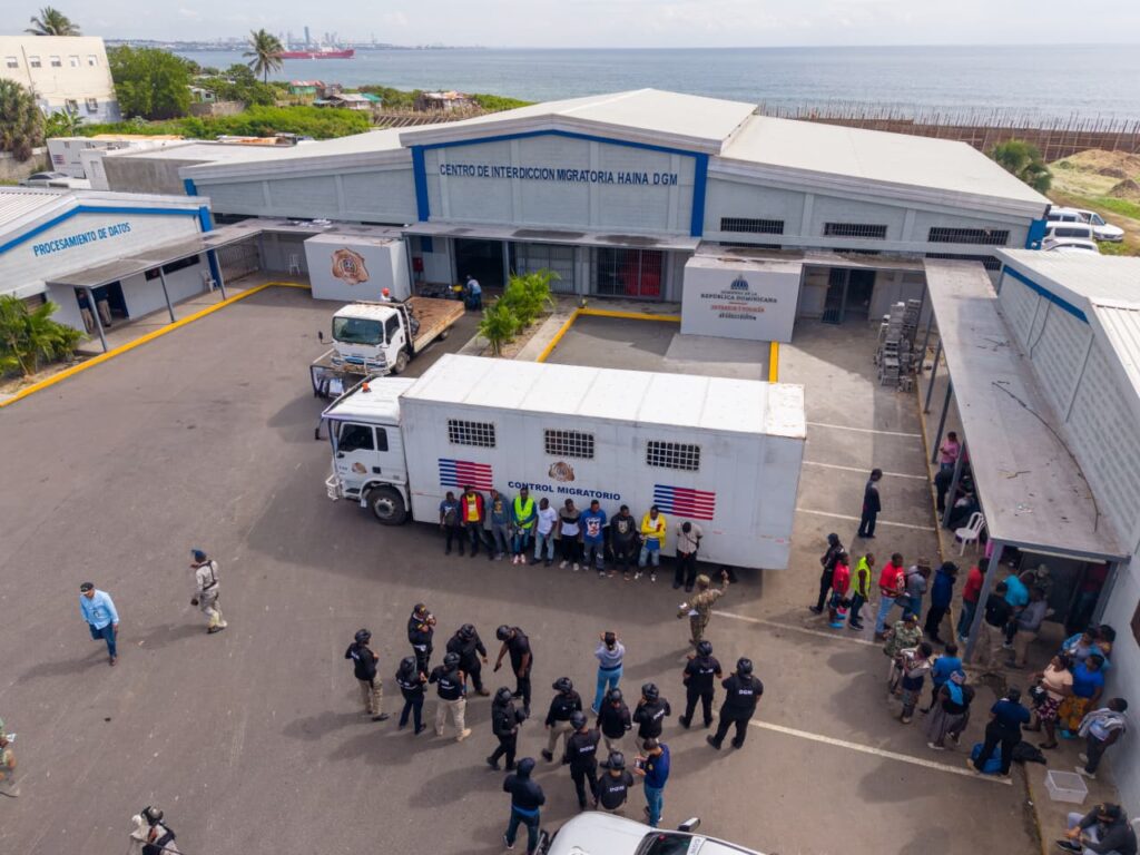 DGM informa que operativo migratorio ejecutado en Los Mina culmina con detención de 454 indocumentados